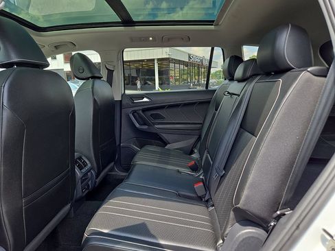 Used 2023 Volkswagen Tiguan SE w/ Panoramic Sunroof Package FWD image 11