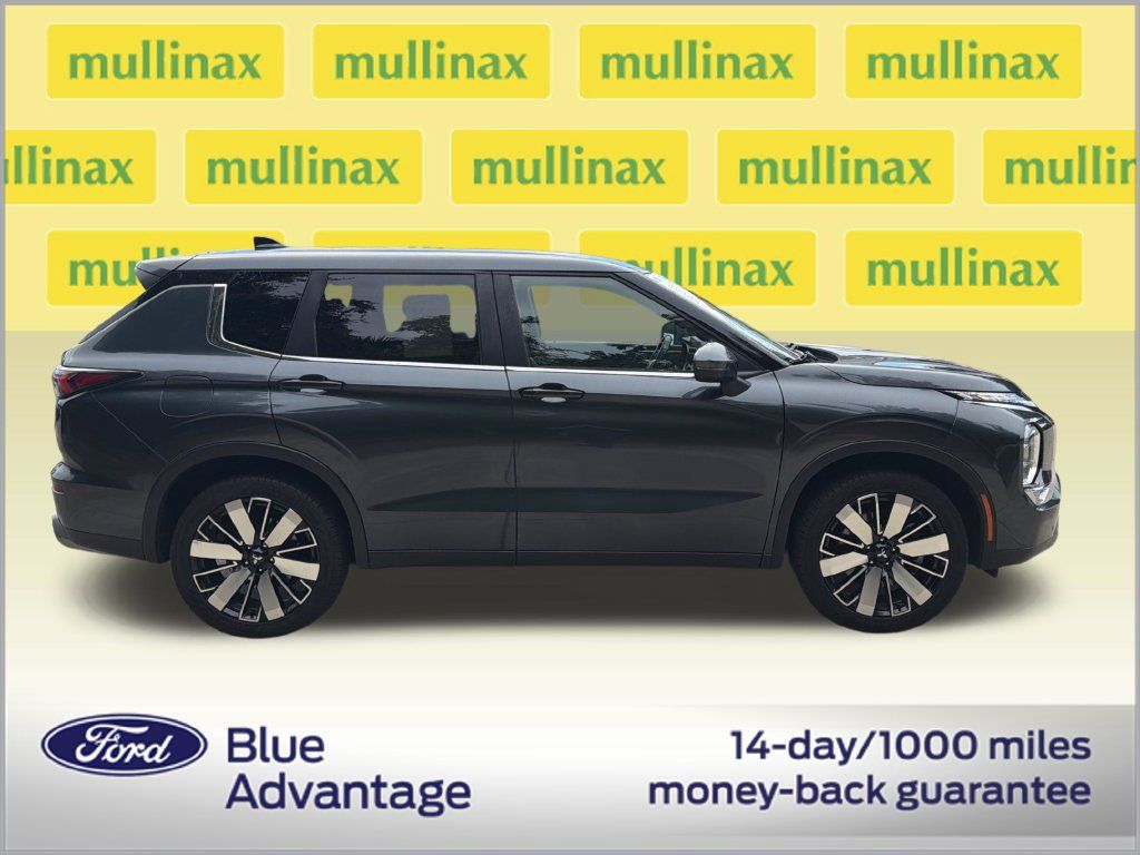 Used 2025 Mitsubishi Outlander SE FWD image 2