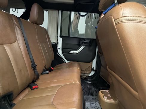 Used 2017 Jeep Wrangler Unlimited Sahara w/ Connectivity Group image 27