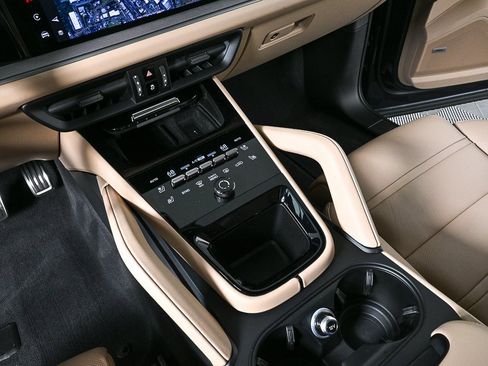 Certified 2025 Porsche Cayenne S image 24