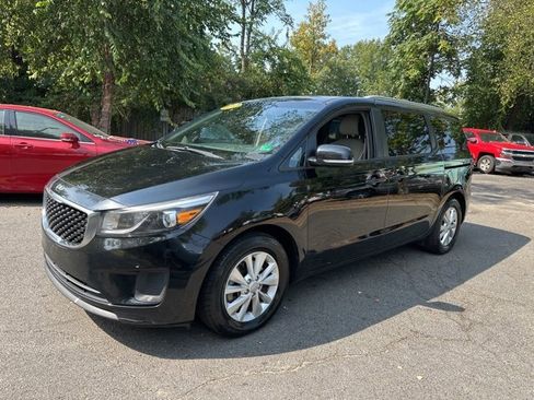 Used 2017 Kia Sedona LX w/ LX Essentials Premium Package image 3