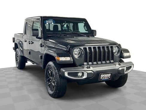 Used 2023 Jeep Gladiator Sport image 1