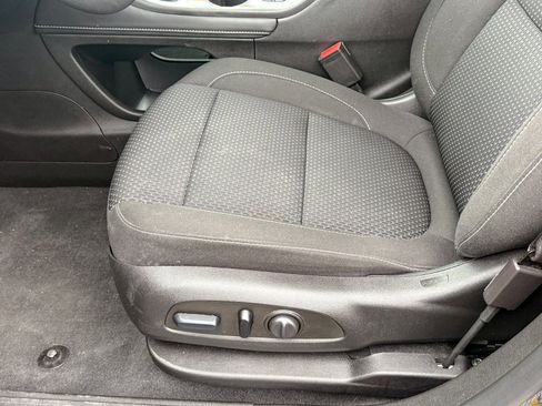 Used 2023 GMC Acadia SLE w/ Driver Convenience Package image 19