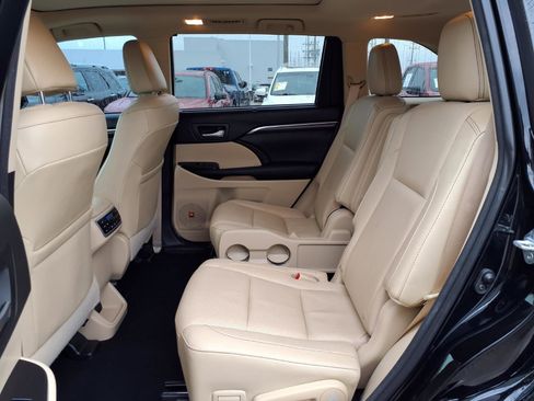 Used 2016 Toyota Highlander Limited Platinum FWD image 18