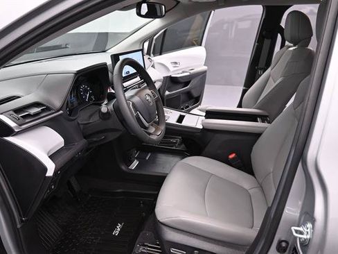 Used 2025 Toyota Sienna XLE FWD image 16