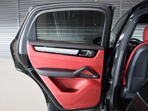 Certified 2023 Porsche Cayenne Platinum Edition image 24