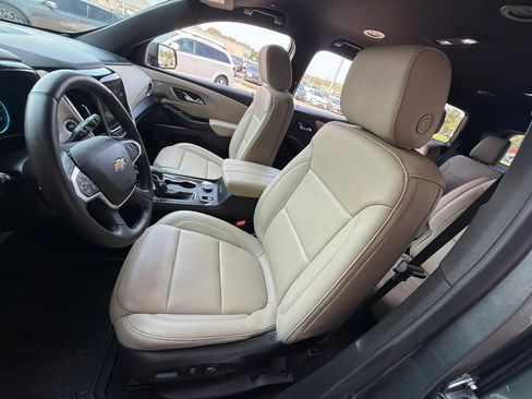 Used 2023 Chevrolet Traverse LT w/ LT Premium Package AWD/4WD image 9