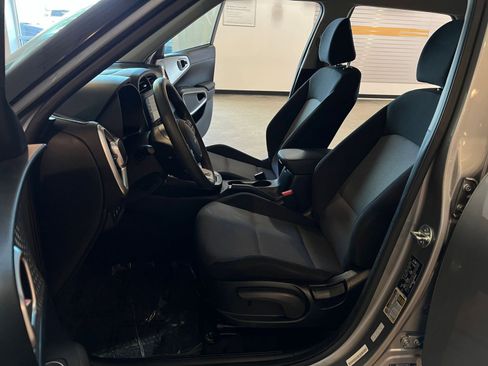 Used 2025 Kia Soul LX w/ LX Technology Package FWD image 25