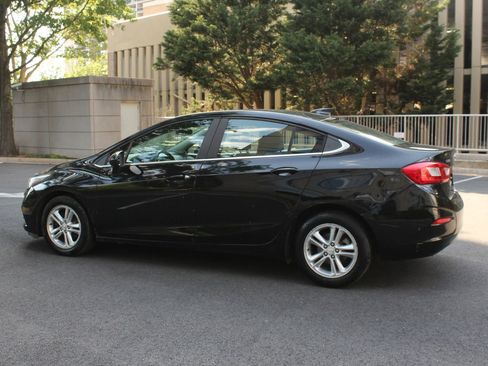 Used 2017 Chevrolet Cruze LT FWD image 9