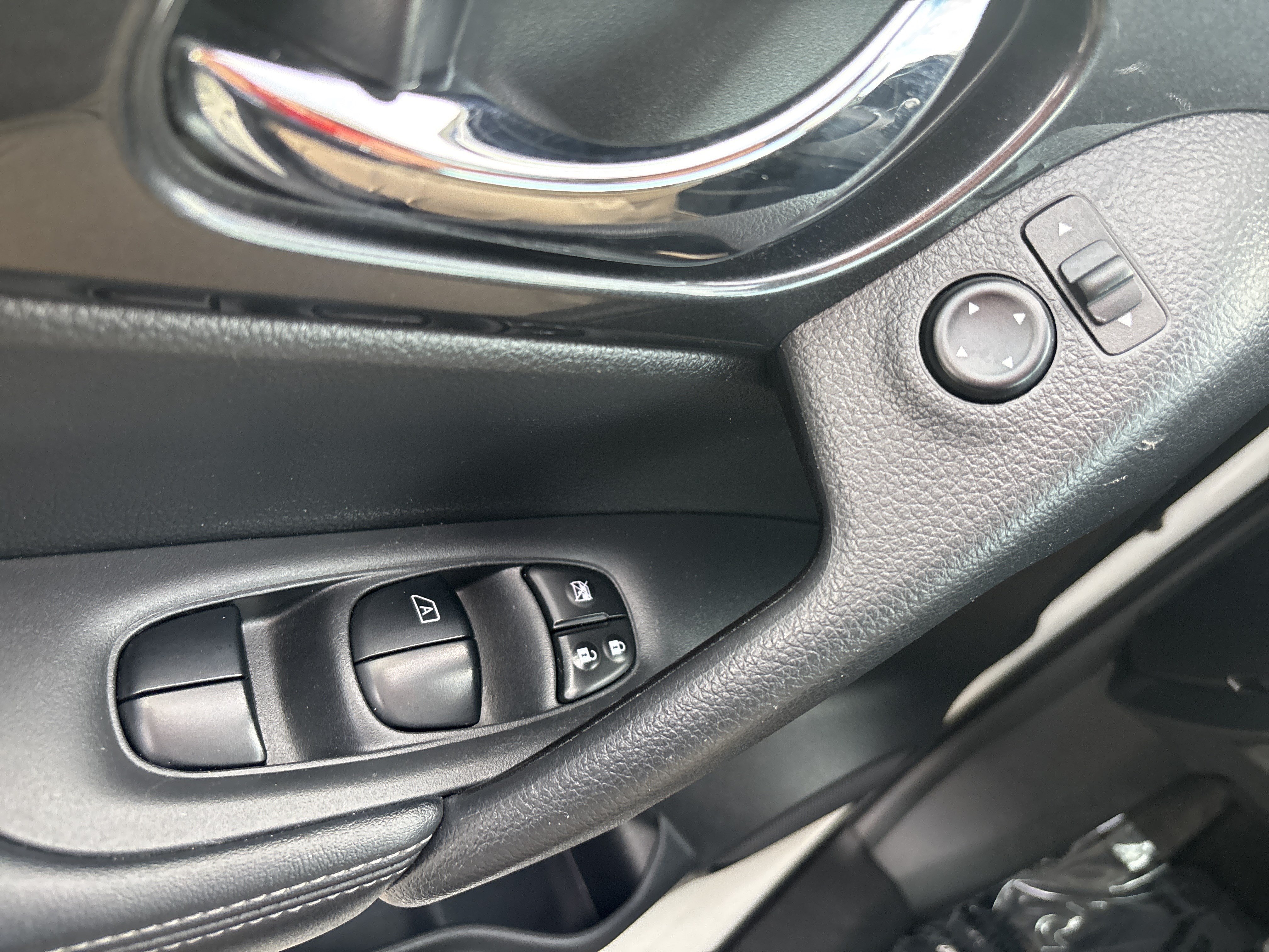 Used 2018 Nissan Rogue SV FWD image 22