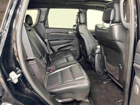 Used 2017 Jeep Grand Cherokee Overland w/ Jeep Active Safety Group AWD/4WD image 8