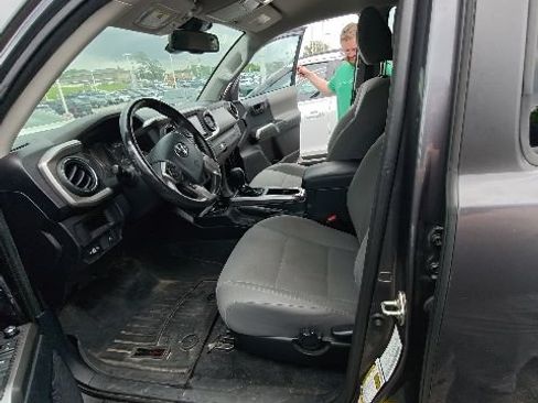 Used 2018 Toyota Tacoma SR5 RWD image 2
