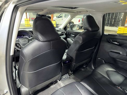 Used 2022 Toyota Highlander XLE AWD/4WD image 29