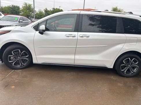 Used 2025 Toyota Sienna Platinum image 5
