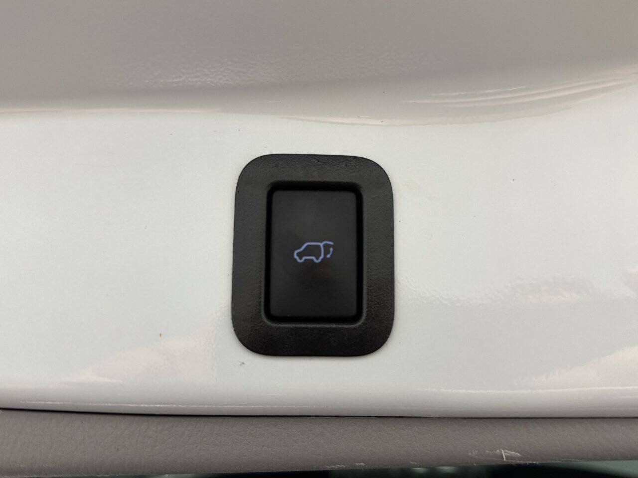 Used 2019 Toyota Highlander XLE AWD/4WD image 14