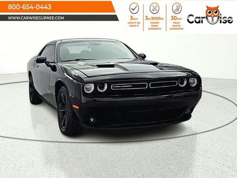 Used 2015 Dodge Challenger SXT RWD image 1
