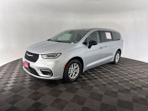 Used 2024 Chrysler Pacifica Touring-L image 3