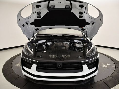 Certified 2026 Porsche Macan AWD/4WD image 13