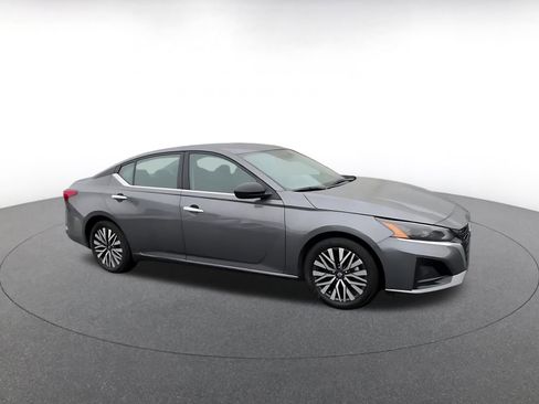 Used 2025 Nissan Altima 2.5 SV image 2