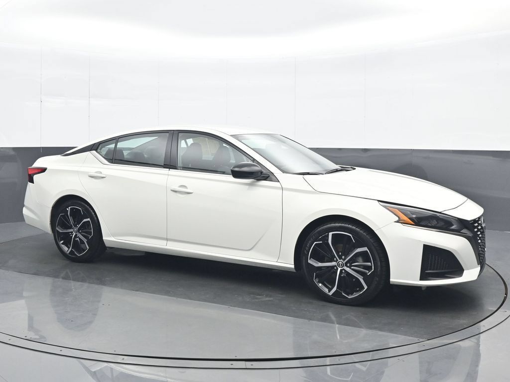 Used 2025 Nissan Altima 2.5 SR FWD image 8