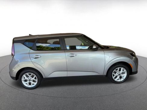 Used 2025 Kia Soul LX w/ LX Technology Package FWD image 16