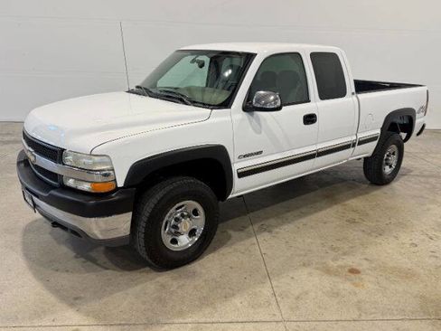 Used 2001 Chevrolet Silverado 2500 LS w/ Off-Road Skid Plate Pkg AWD/4WD image 2