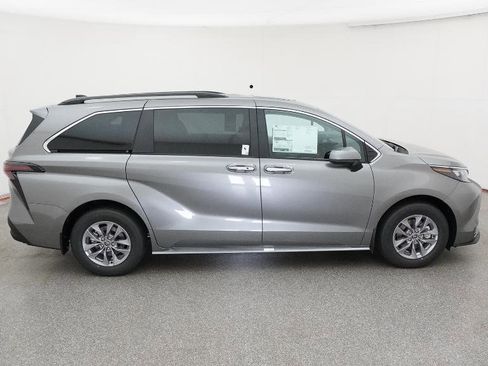 New 2026 Toyota Sienna XLE FWD image 43