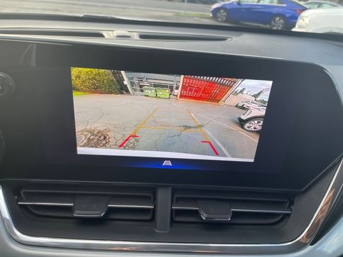 Used 2025 Chevrolet Trax LT w/ LT Convenience Package image 17