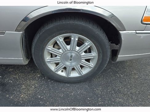 Used 2010 Lincoln Town Car Signature Limited image 10