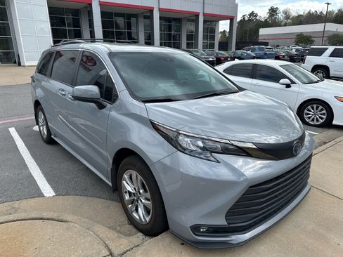 Used 2022 Toyota Sienna XLE Woodland Edition image 4