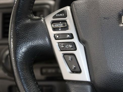 Used 2022 Nissan Titan SV w/ SV Convenience Package image 16