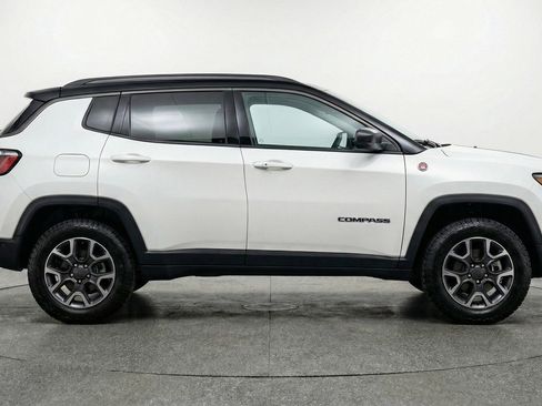 Used 2025 Jeep Compass Trailhawk AWD/4WD image 11