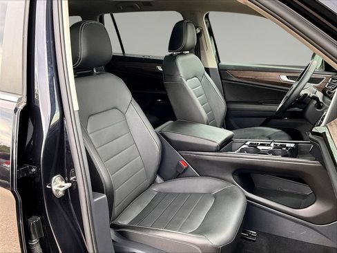 Used 2025 Volkswagen Atlas SEL AWD/4WD image 34