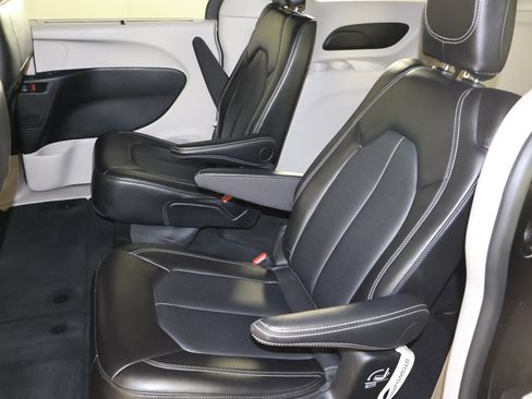 Used 2024 Chrysler Pacifica Touring-L image 46