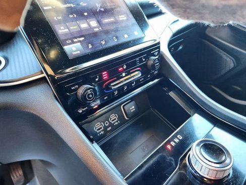 Used 2023 Jeep Grand Cherokee L Laredo image 16