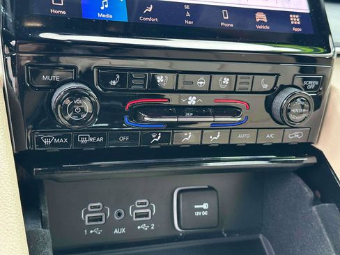 Used 2023 Jeep Grand Cherokee Limited w/ Luxury Tech Group II image 26