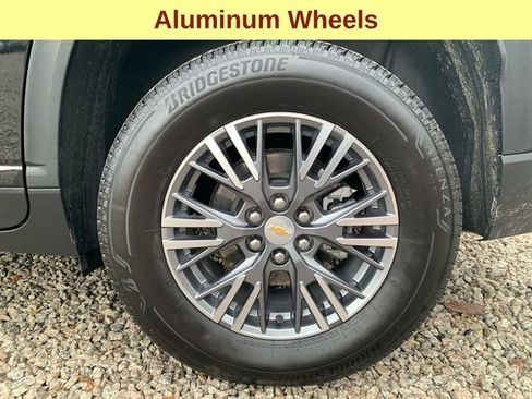 Used 2025 Chevrolet Traverse LT w/ Driver Confidence Package image 9