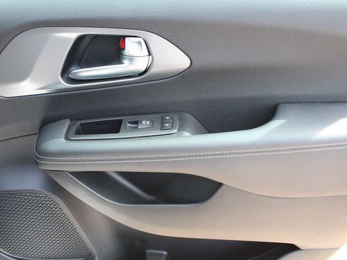 New 2025 Chrysler Pacifica Select AWD/4WD image 16