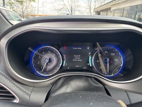 Used 2024 Chrysler Pacifica Limited w/ S Appearance Package image 21