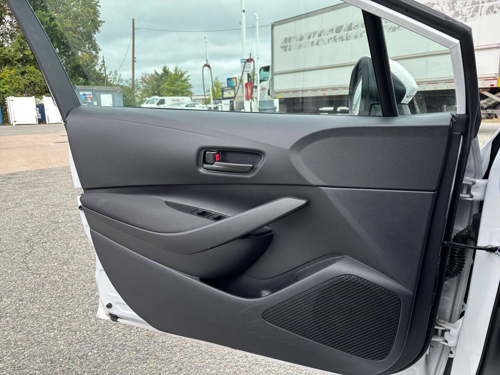 Used 2025 Toyota Corolla LE FWD image 18