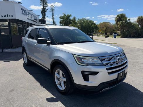 Used 2018 Ford Explorer XLT FWD image 3