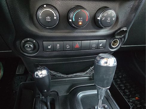 Used 2012 Jeep Wrangler Unlimited Sahara AWD/4WD image 17