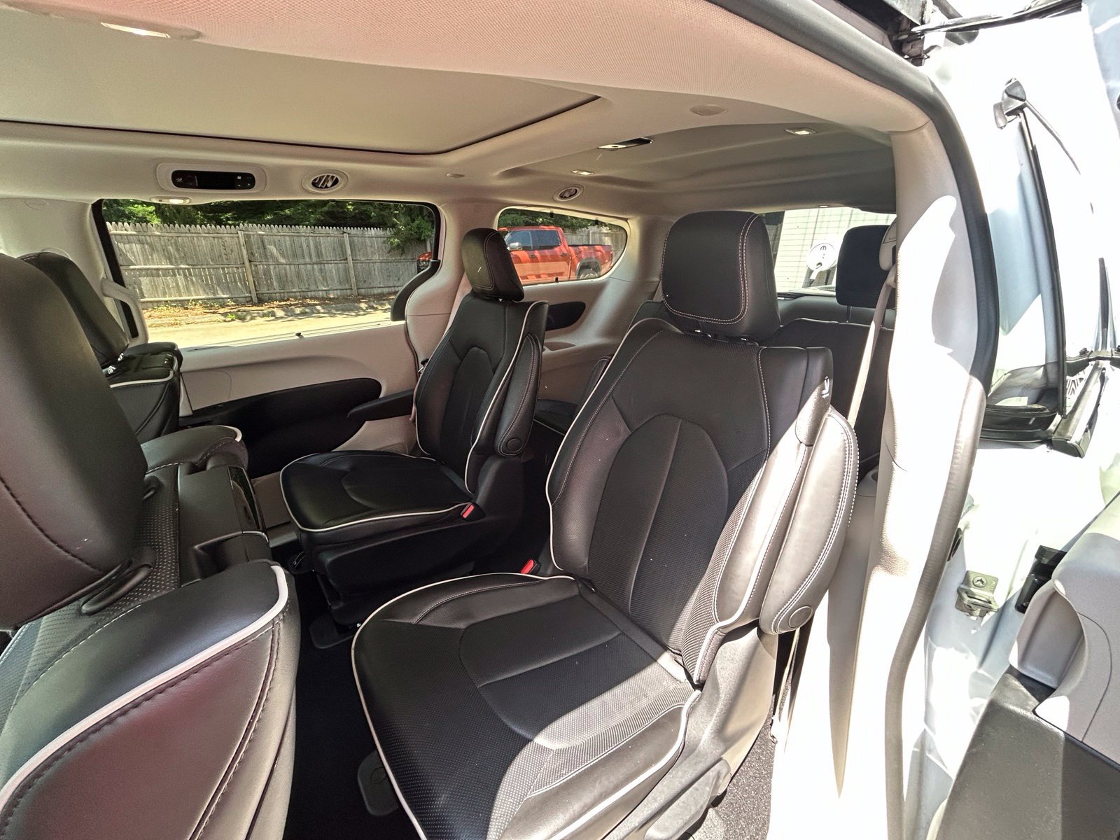 Used 2023 Chrysler Pacifica Limited w/ Uconnect Theater Family Group FWD image 12