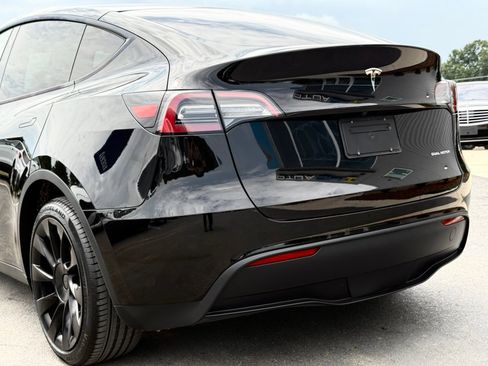 Used 2023 Tesla Model Y Long Range AWD/4WD image 4
