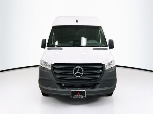 Used 2025 Mercedes-Benz Sprinter 2500 image 2