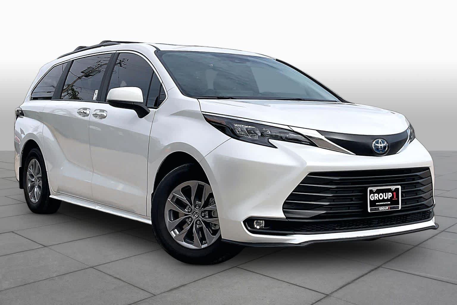 Used 2025 Toyota Sienna XLE FWD image 2