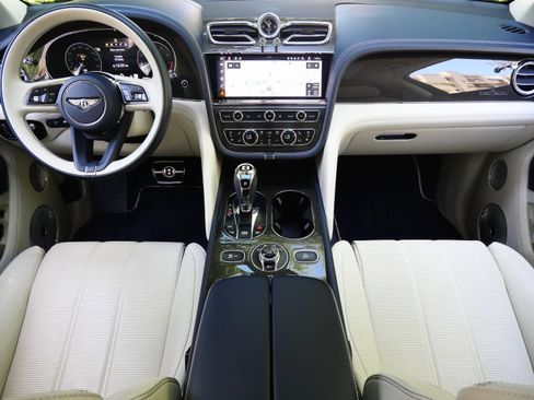 Used 2022 Bentley Bentayga AWD/4WD image 4