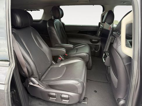 Used 2025 Kia Carnival SX Prestige FWD image 19