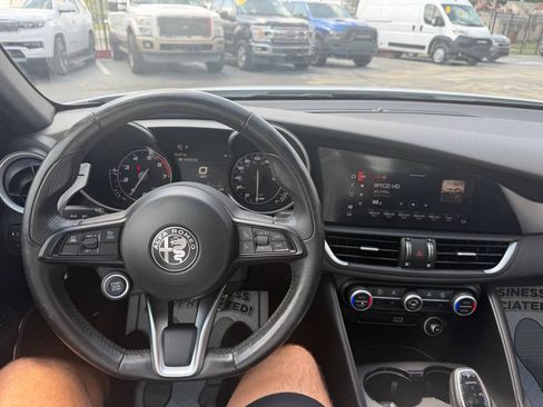 Used 2022 Alfa Romeo Giulia Veloce AWD/4WD image 14