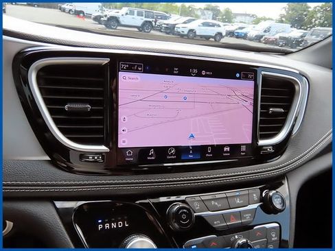 Used 2025 Chrysler Pacifica Limited FWD image 21